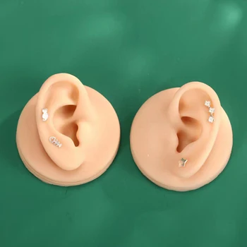 Мека силиконова модел на ухото за показване на бижута Имитация на модела на човешкото ухо 1: 1 С акрилен дисплей, Учебни помагала, Практическо ухото