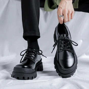 Оригинален дизайн 2023 година, Новият мъжки обувки от лачена кожа в британския стил, Черна домашни обувки, които растежа, Бизнес ежедневни обувки дантела